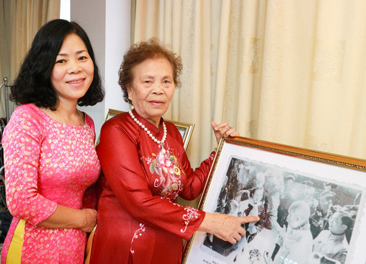 Bà Trương Thị Diên cùng con gái Tố Uyên bên bức ảnh bà được chụp với Bác Hồ, năm 1967. 