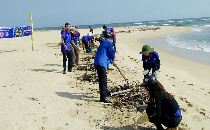 Đoàn viên, thanh niên tích cực thu gom rác thải tại bờ biển.