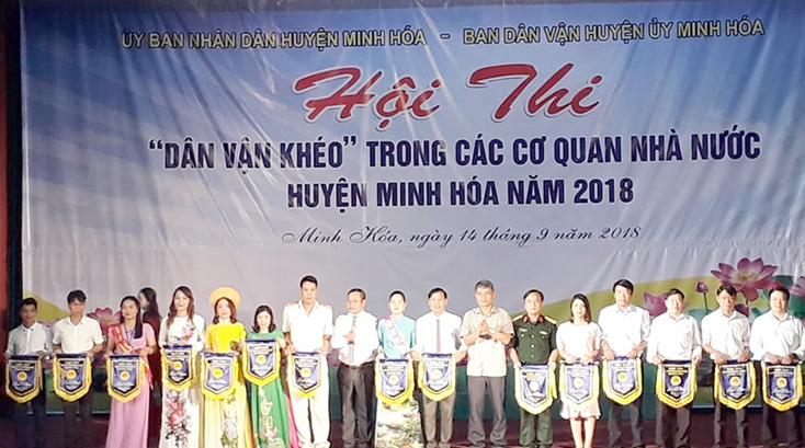 Lãnh đạo huyện Minh Hóa trao cờ lưu niệm cho các đội tham gia Hội thi   