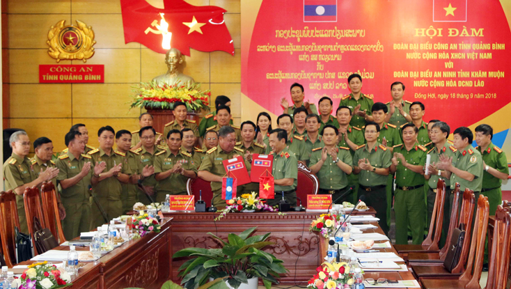 Lãnh đạo Công an tỉnh Quảng Bình và An ninh tỉnh Khăm Muộn ký kết Biên bản ghi nhớ lần thứ 26.