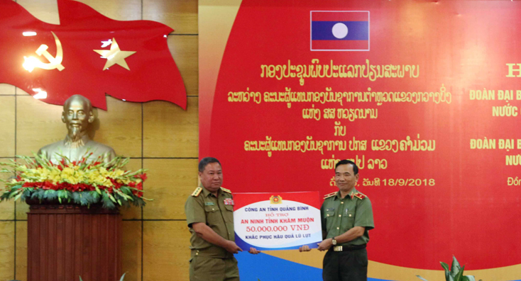 Lãnh đạo Công an tỉnh Quảng Bình trao tặng 50 triệu đồng hỗ trợ cán bộ, chiến sỹ An ninh tỉnh Khăm Muộn khắc phục thiệt hại trong cơn lũ vừa qua do vỡ đập thủy điện tại Lào.