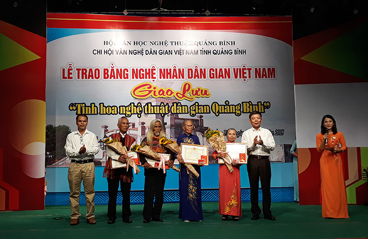 Đồng chí Nguyễn Hữu Hoài trao Bằng chứng nhận danh hiệu Nghệ nhân dân gian Việt Nam cho các cá nhân