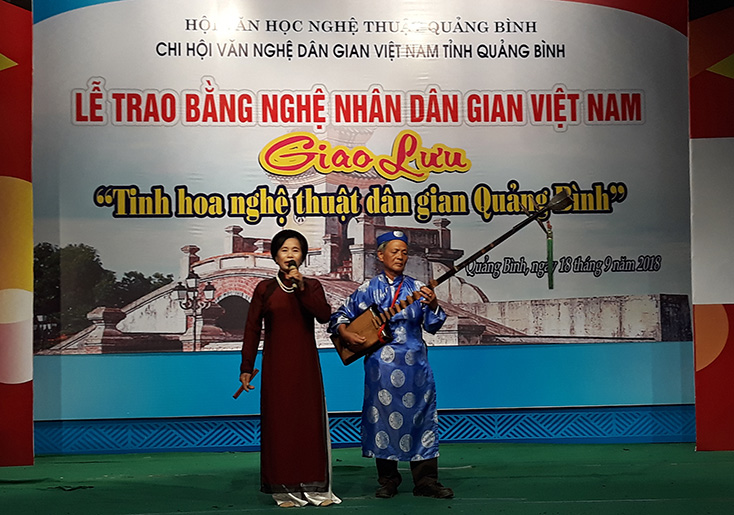 Trình diễn nghệ thuật ca trù do các nghệ nhân Câu lạc bộ Ca trù Đông Dương (Quảng Phương, Quảng Trạch) thể hiện