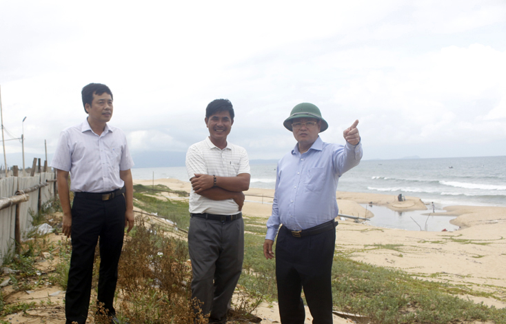 Đồng chí Lê Minh Ngân, Phó Chủ tịch UBND tỉnh kiểm tra công tác PCLB tại phường Quảng Thọ, thị xã Ba Đồn.