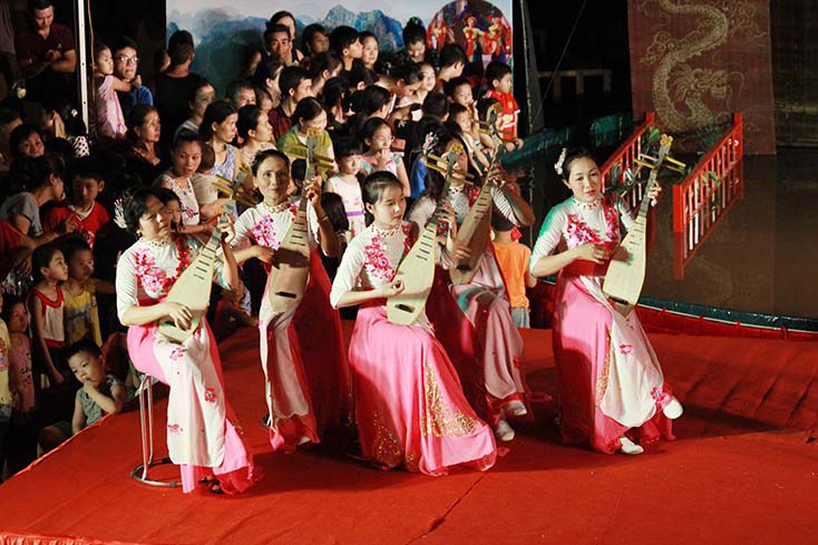 Biểu diễn hò khoan Lệ Thủy, nét văn hóa truyền thống ở các dịp lễ hội.