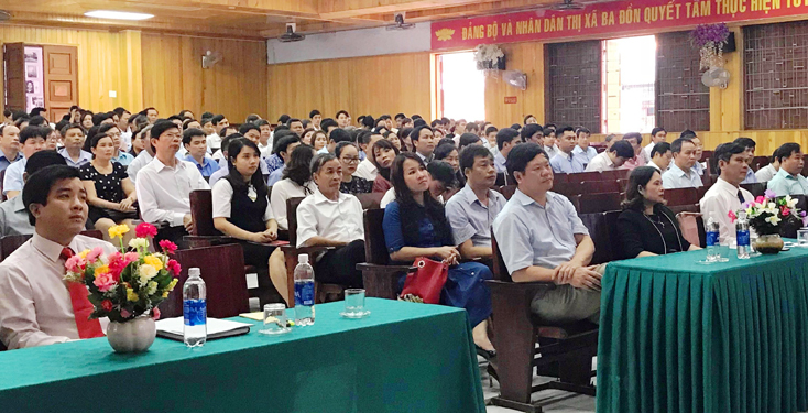 Đội ngũ cán bộ lãnh đạo thị xã Ba Đồn học tập, quán triệt các nghị quyết của Đảng.