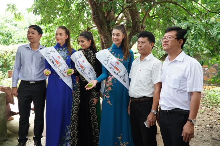 Đến thăm Nhà lưu niệm Đại tướng Võ Nguyên Giáp, Hoa hậu, Á hậu Áo trân trọng khoác lên mình chiếc áo dài truyền thống Việt Nam.
