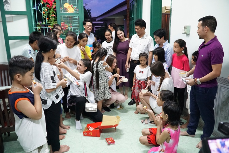 Tặng quà Trung thu cho các em nhỏ tại Làng trẻ em SOS