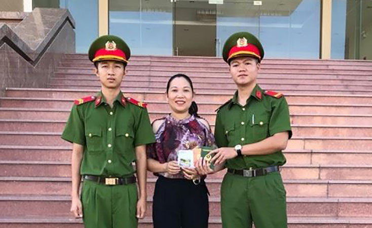 Hai chiến sỹ công an Nguyễn Văn Tiến (bên phải ảnh) và Ngô Quang Tiến trong dịp trả lại tài sản cho chị Dương Tuyết Thanh.	