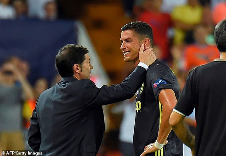  Ronaldo cay đắng rời sân với tấm thẻ đỏ trực tiếp. (Nguồn: AFP/Getty Images)