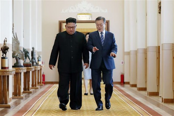 Nhà lãnh đạo Triều Tiên Kim Jong-un (trái) và Tổng thống Hàn Quốc Moon Jae-in trong ngày hội đàm thượng đỉnh thứ hai tại Nhà khách quốc gia Paekhwawon ở Bình Nhưỡng ngày 19-9-2018. (Ảnh: AFP/TTXVN)
