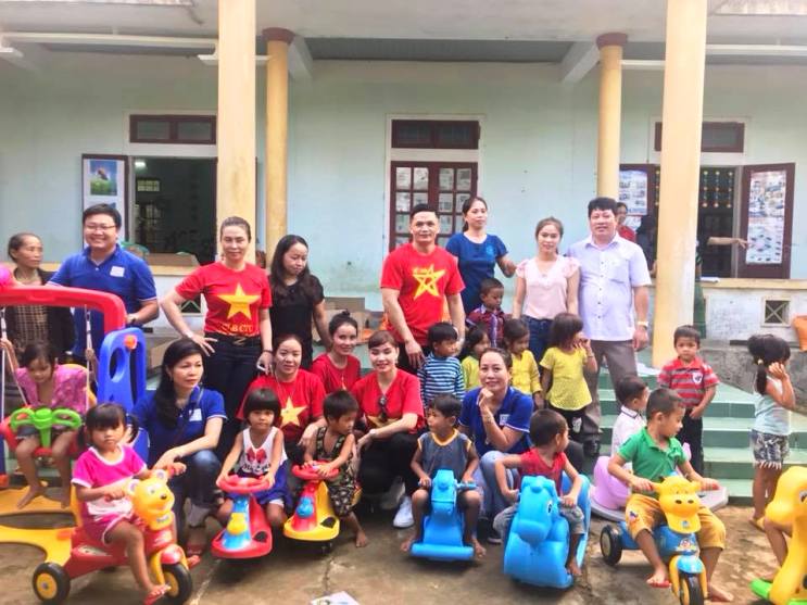 Tặng cho Trường mầm non Kim Thủy khu vui chơi cho các em học sinh, trị giá gần 10 triệu đồng.