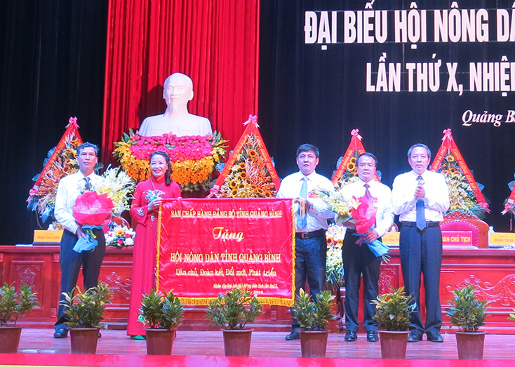 Đồng chí Bí thư Tỉnh ủy trao bức trướng cho Hội Nông dân tỉnh tại Đại hội