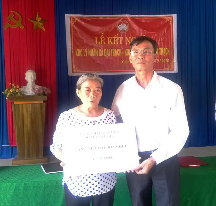 Đại diện lãnh đạo MTTQVN huyện trao hỗ trợ xây nhà đại đoàn kết cho hộ dân của thôn 1 (xã Xuân Trạch).