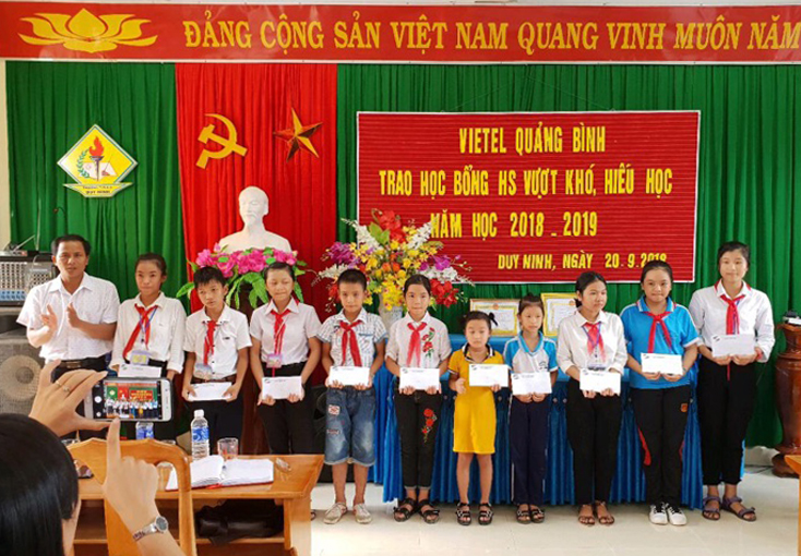 Viettel Quảng Bình phối hợp với Hội Khuyến học các cấp trao học bổng “Vì em hiếu học” cho học sinh các xã khó khăn. 