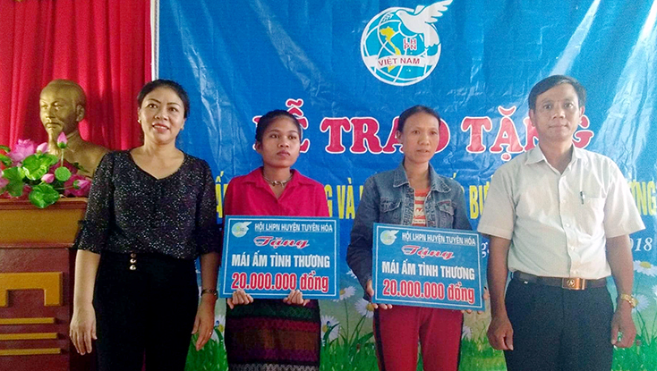 Hội LHPN huyện Tuyên Hóa trao tiền hỗ trợ xây dựng “Mái ấm tình thương” cho hội viên phụ nữ nghèo.