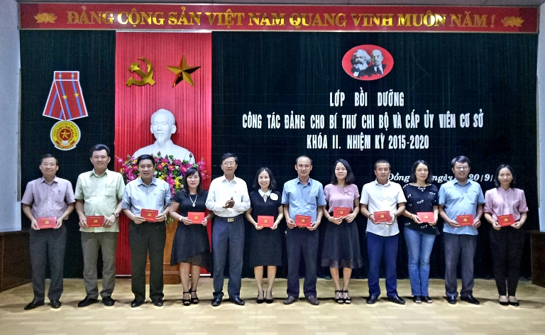  Đồng chí Hoàng Minh Tiến, Tỉnh uỷ viên, Bí thư Đảng uỷ Khối Các cơ quan tỉnh trao giấy chứng nhận cho các học viên tiêu biểu