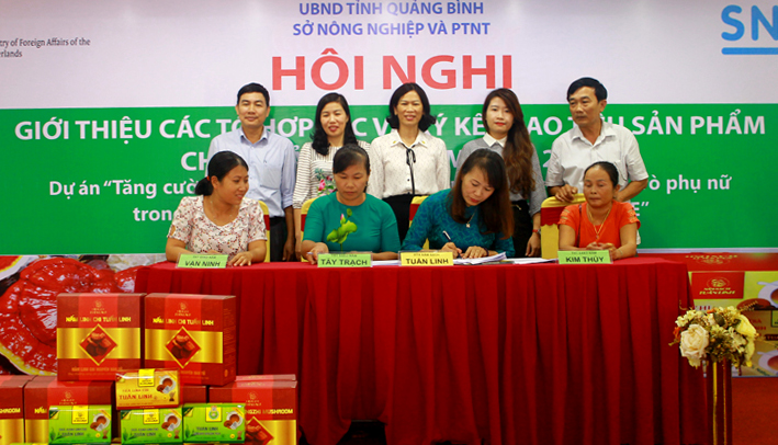 Lễ ký kết hợp đồng bao tiêu sản phẩm giữa HTX Tuấn Linh với các THT sản xuất nấm.