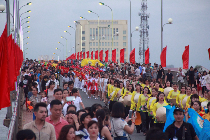 Nông dân thành phố Đồng Hới tham gia lễ hội đường phố trong Tuần Văn hóa-Du lịch Đồng Hới 2018.