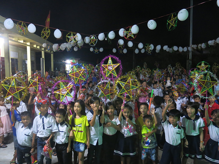 Niềm vui của các em nhỏ thôn Thanh Xuân khi nhận được quà Trung thu