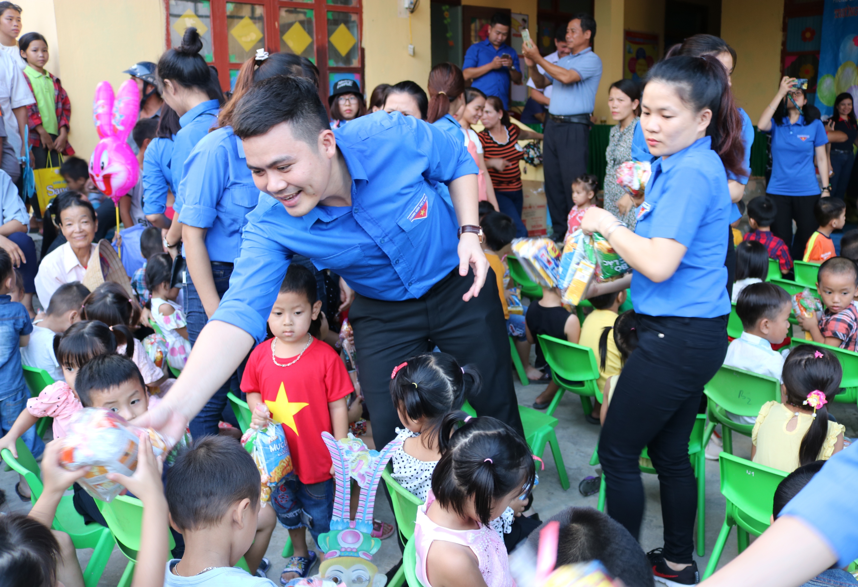 Hơn 300 suất quà được các ĐVTN trao tận tay cho các em nhỏ tại trường mầm non xã Đồng Hóa