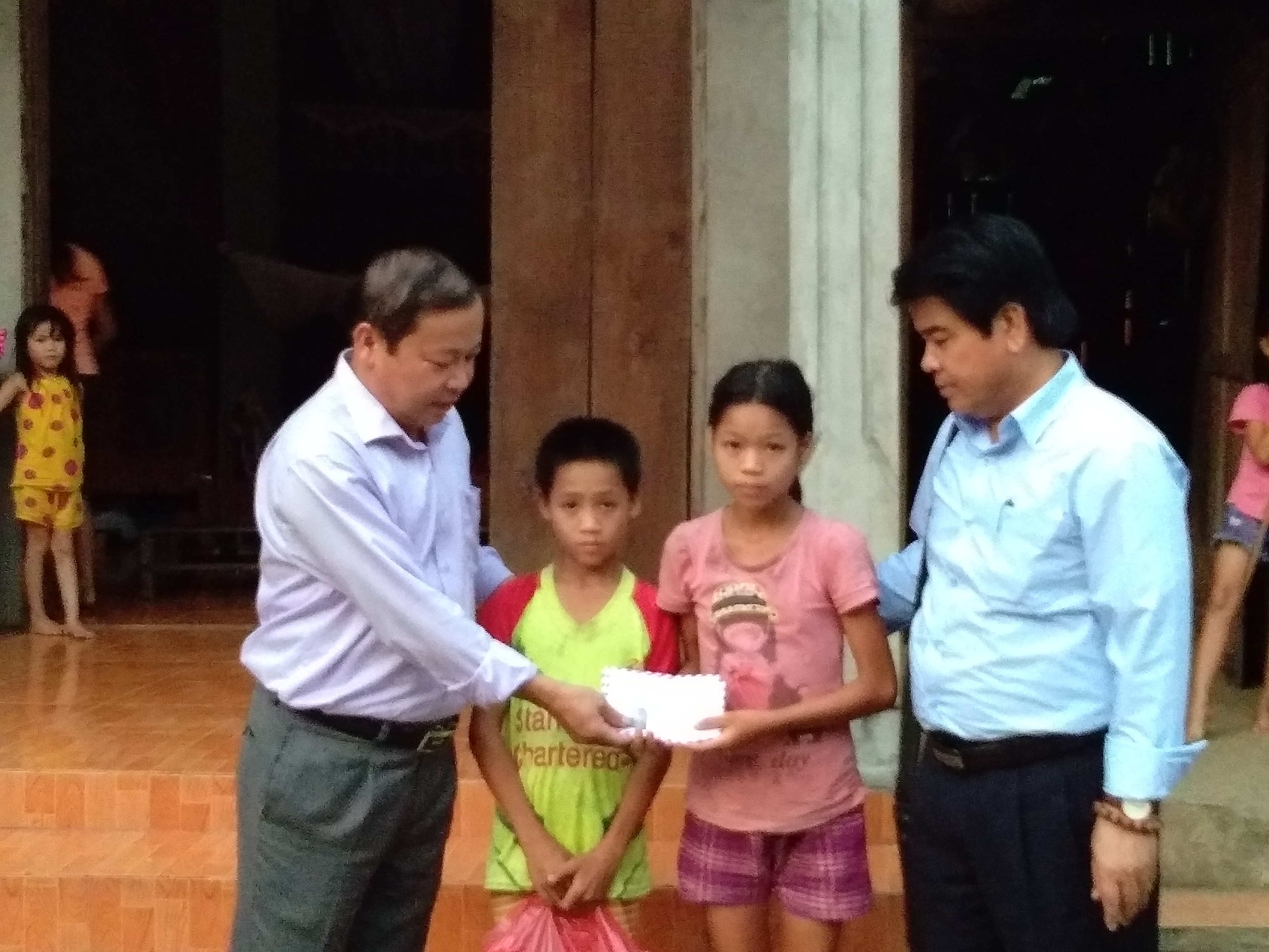 : Lãnh đạo huyện Minh Hóa tặng quà cho 2 chị em mồ côi  ở xã Thượng Hóa