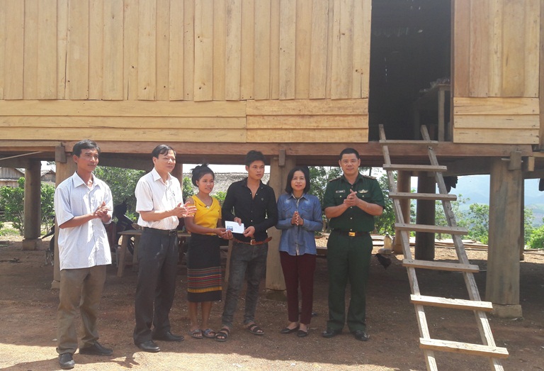Lãnh đạo Ủy ban Mặt trận Tổ quốc huyện Minh Hóa trao số tiền hỗ trợ 40 triệu đồng cho gia đình anh Phương