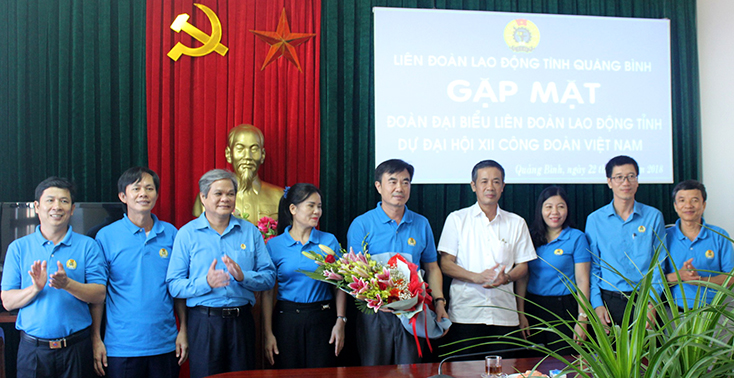 Đồng chí Phó Bí thư Thường trực Tỉnh ủy Trần Công Thuật tặng hoa chúc mừng đoàn đại biểu.