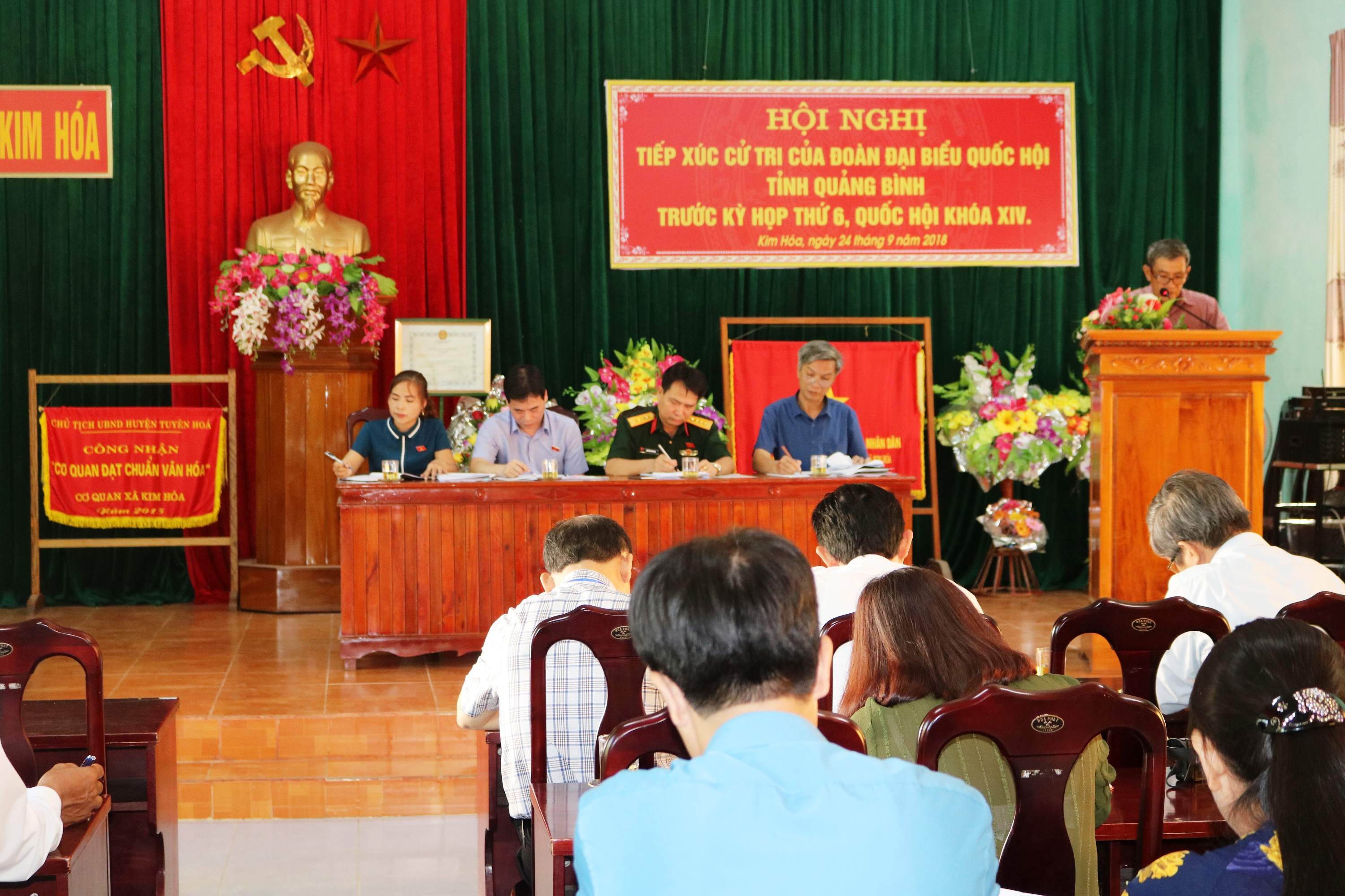  Các đại biểu tiếp xúc với cử tri huyện Tuyên Hóa tại xã Kim Hóa