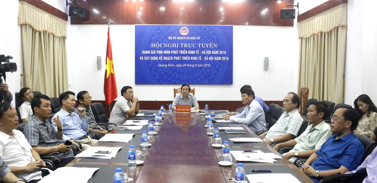 Đồng chí Nguyễn Xuân Quang, Phó Chủ tịch Thường trực UBND tỉnh và các đại biểu dự hội nghị tại điểm cầu Quảng Bình. 