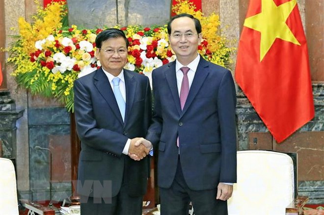 Chủ tịch nước Trần Đại Quang (phải) trong cuộc gặp Thủ tướng Lào Thongloun Sisoulith (trái), có chuyến thăm Việt Nam, tại Hà Nội ngày 30-3 vừa qua. (Ảnh: AFP/TTXVN)