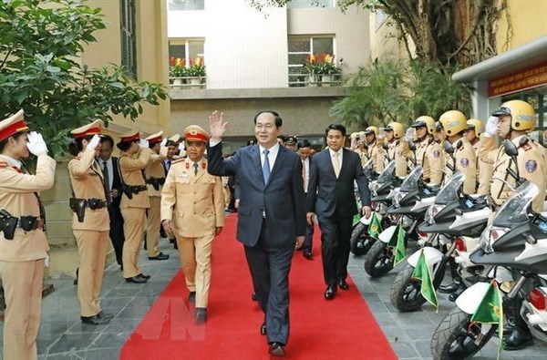 Chủ tịch nước Trần Đại Quang với các chiến sỹ Cảnh sát giao thông (Công an Thành phố Hà Nội). (Ảnh: Nhan Sáng/TTXVN)