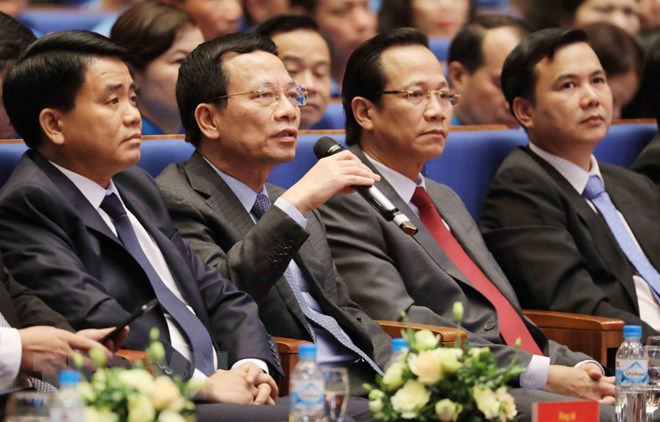 Quyền Bộ trưởng Bộ Thông tin và Truyền thông Nguyễn Mạnh Hùng (thứ hai từ trái sang) trả lời về vấn đề công nghệ thông tin. (Nguồn: TTXVN)