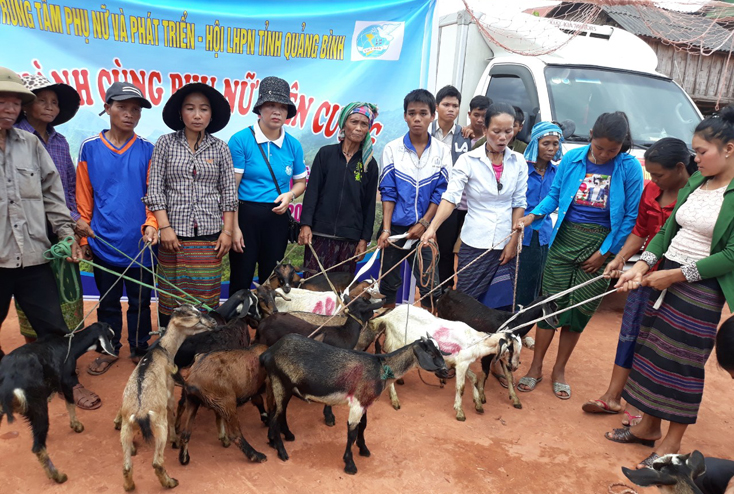 Hội Liên hiệp Phụ nữ huyện Bố Trạch trao dê giống cho các hộ dân ở xã Thượng Trạch