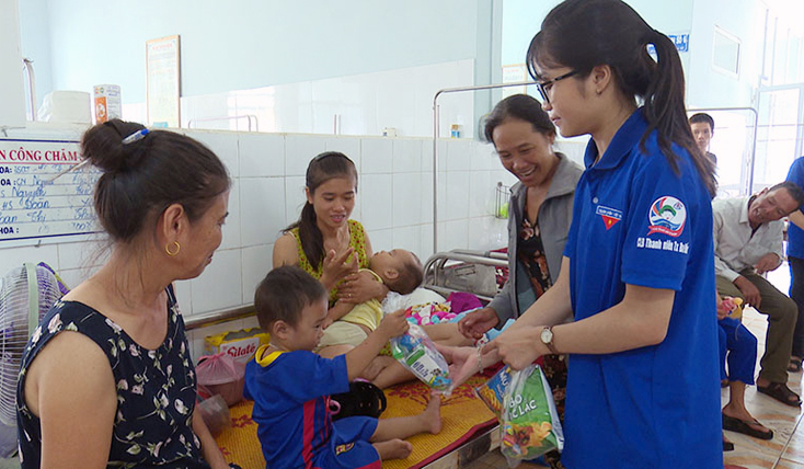 CLB thanh niên TX. Ba Đồn tặng quà Trung thu cho các em nhỏ đang điều trị tại Bệnh viện đa khoa khu vực Bắc Quảng Bình.