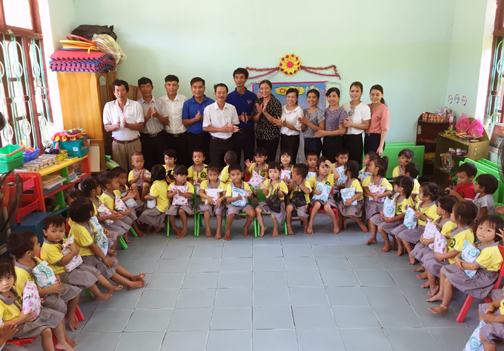 Thị đoàn Ba Đồn trao quà cho các em học sinh tại thôn Tân Sơn, xã Quảng Sơn.