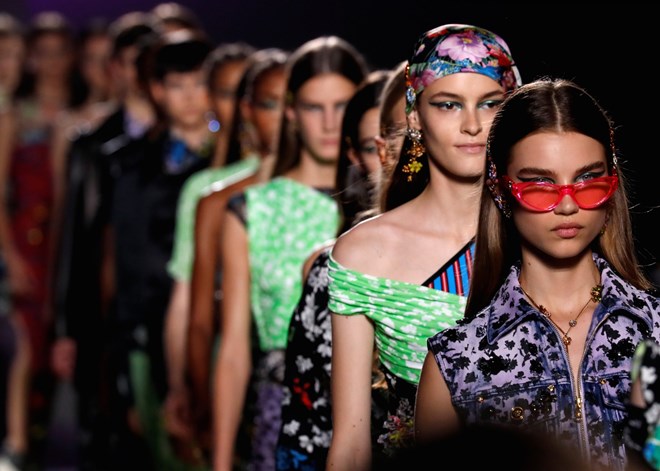 Dàn người mẫu trình diễn các trang phục Versace trong Tuần lễ thời trang Milan mùa Xuân 2019 tại Milan, Italy. (Nguồn: Reuters)