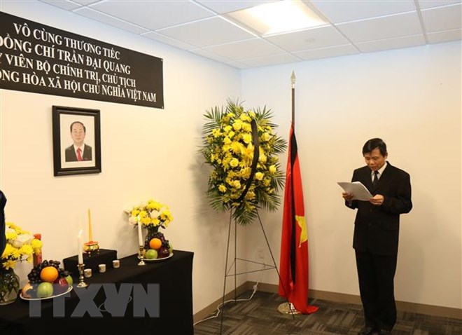 Đại sứ Đặng Đình Quý phát biểu tại buổi lễ, ôn lại những cống hiến to lớn của Chủ tịch Chủ tịch nước Trần Đại Quang. (Ảnh: Hoài Thanh/TTXVN)