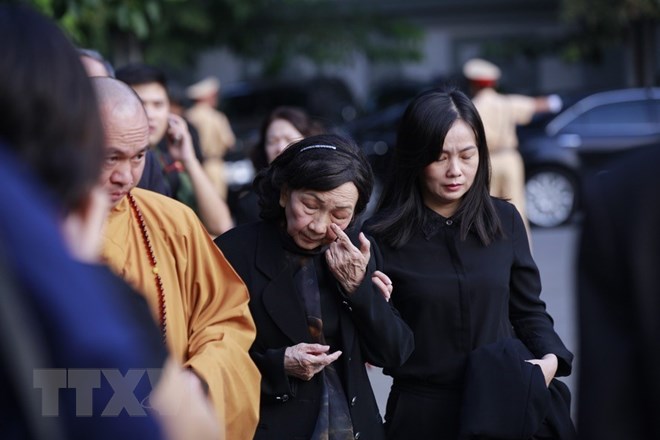 Những giọt nước mắt đã rơi của người dân và tang quyến trước giờ cử hành Lễ viếng Chủ tịch nước Trần Đại Quang. (Ảnh: TTXVN)
