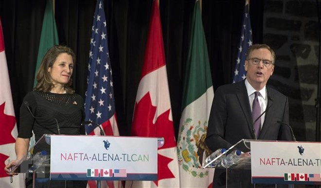 Ngoại trưởng Canada Chrystia Freeland (trái) và Đại diện thương mại Mỹ Robert Lighthizer trong cuộc họp báo chung sau đàm phán tại Montreal, Quebec (Canada), ngày 29-1-2018. (Ảnh: AFP/ TTXVN)