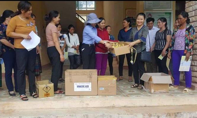 Hội LHPN huyện Lệ Thủy trao tặng ngan giống cho các hội viên phụ nữ nghèo trên địa bàn xã Lâm Thủy.