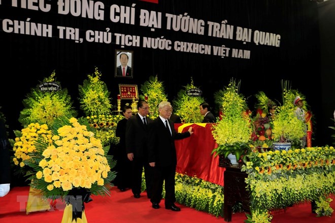Các đồng chí lãnh đạo Đảng, Nhà nước đi vòng quanh linh cữu Chủ tịch nước Trần Đại Quang lần cuối. (Ảnh: Nhan Sáng/TTXVN)