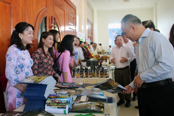 Các ấn phẩm du lịch Quảng Bình được giới thiệu tại khu trưng bày gian hàng.