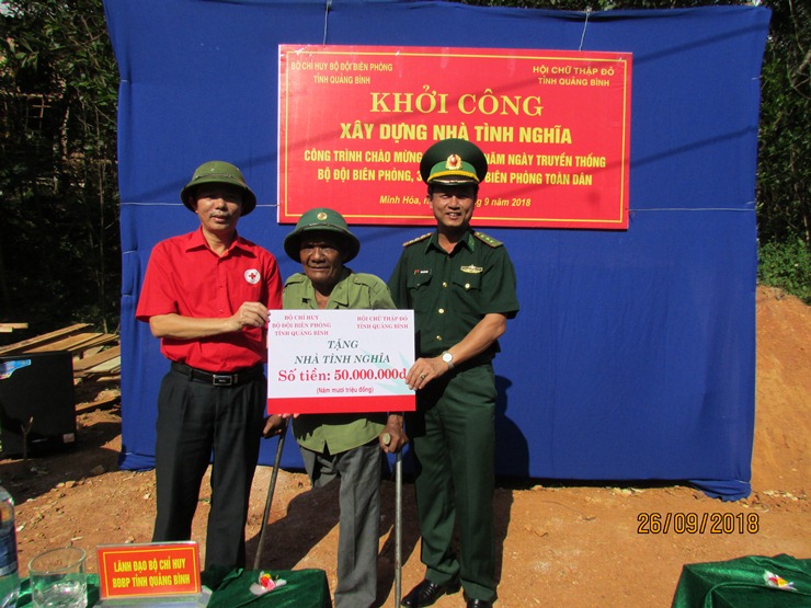 Đại diện Bộ chỉ huy BĐBP và Hội chữ thập đỏ tỉnh trao số tiền 50 triệu đồng hỗ trợ làm nhà mới cho ông Hồ Nôn