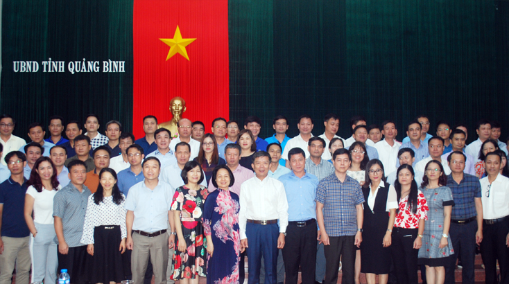 Đồng chí Nguyễn Hữu Hoài, Chủ tịch UBND tỉnh chụp ảnh lưu niệm với Đoàn nghiên cứu thực tế Học viên Chính trị Quốc gia Hồ Chí Minh.
