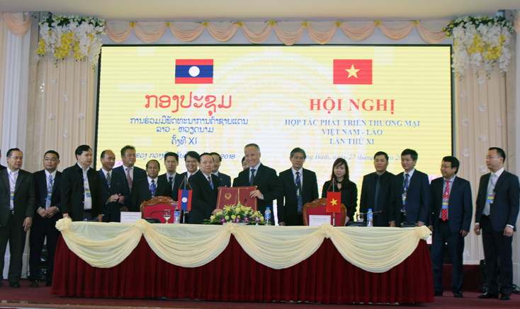 Lễ ký kết biên bản hội nghị hợp tác phát triển thương mại biên giới Việt-Lào lần thứ XI.