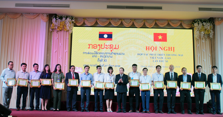Đại diện các tập thể của nước Việt Nam vinh dự nhận bằng khen của Bộ Công thương Lào.
