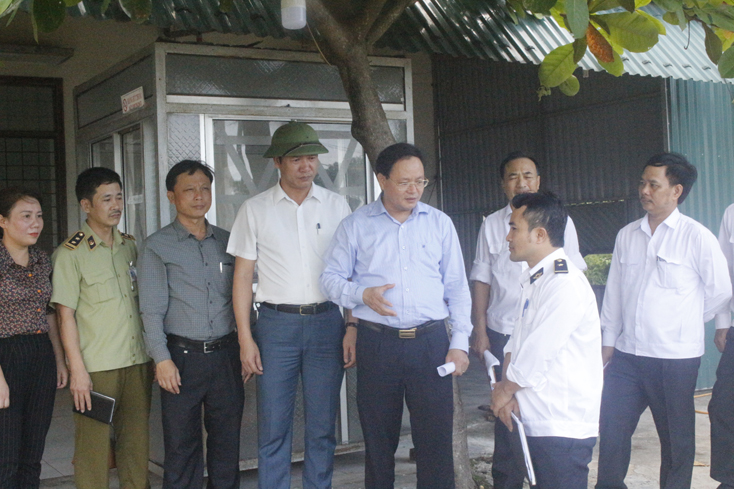 Đồng chí Lê Minh Ngân, Phó Chủ tịch UBND tỉnh chỉ đạo công tác phòng chống bệnh dịch tả lợn Châu Phi tại Chốt Kiểm soát dịch bệnh động vật Bắc Quảng Bình.