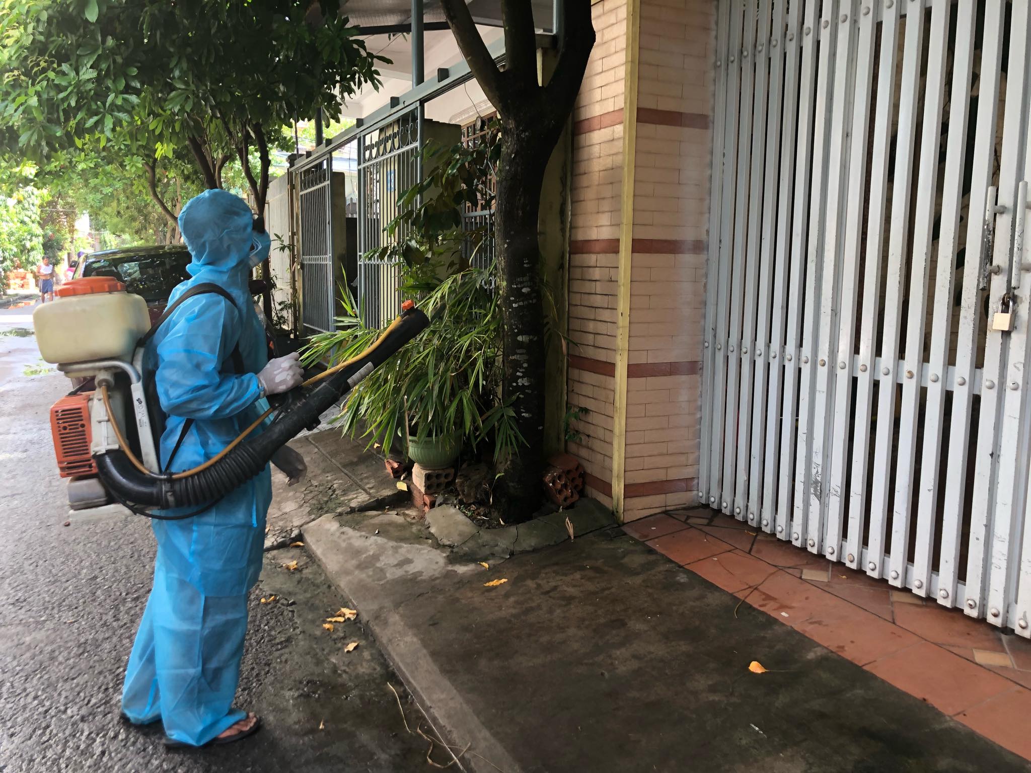 Trung tâm y tế TP. Đồng Hới đã tiến hành phun hóa chất diệt muỗi trên địa bàn ở tổ dân phố 1, phường Đồng Phú.