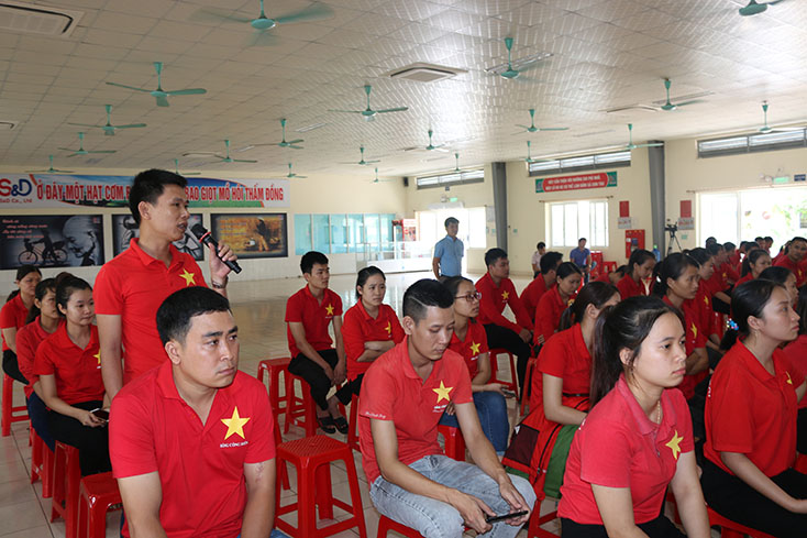 Người lao động ở Công ty TNHH S và D Quảng Bình tham gia đối thoại trực tiếp về chính sách BHXH, BHYT do BHXH tỉnh phối hợp với Liên đoàn Lao động tỉnh tổ chức. 
